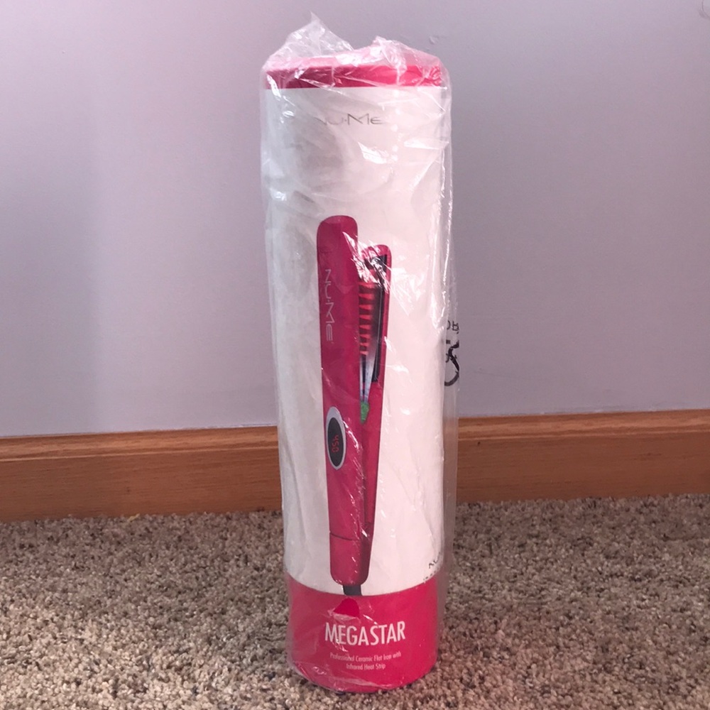 Nume Megastar flat iron